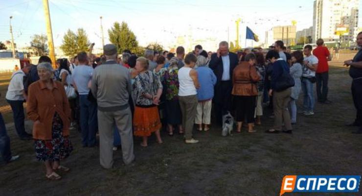 Киевляне вновь вышли с протестом к метро Героев Днепра