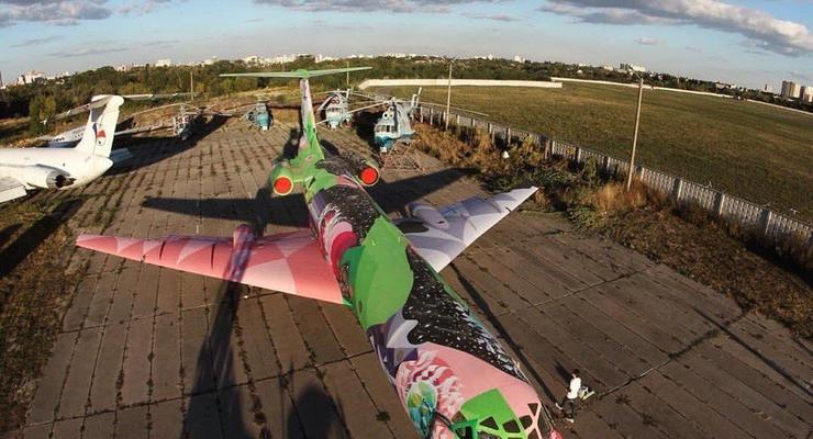 В киевском Музее авиации появился раскрашенный самолет