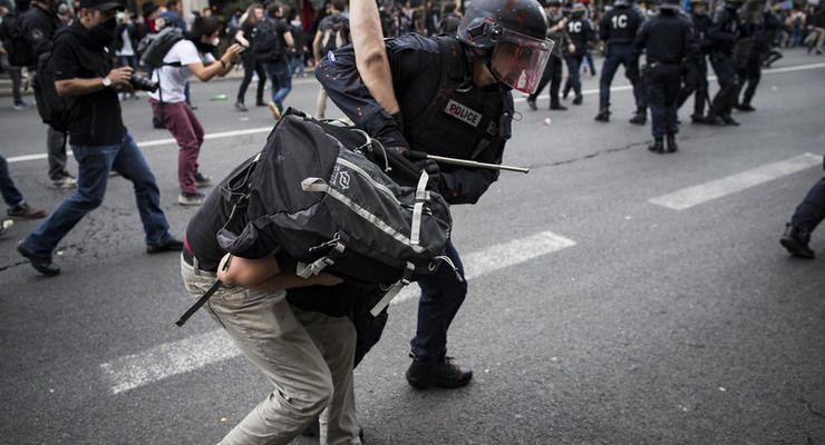 В Париже многотысячная толпа столкнулась с полицией