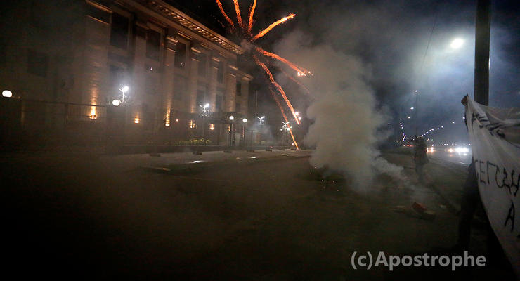 В Киеве на посольство РФ напали с фейерверками