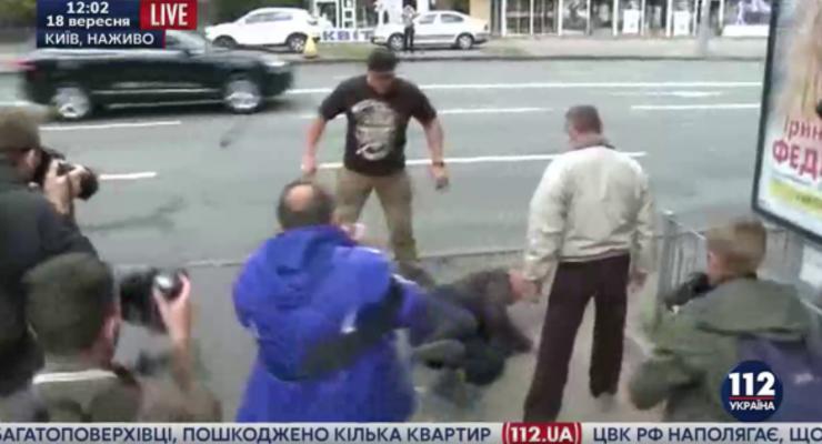 Под посольством РФ в Киеве избили человека