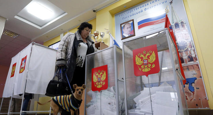 В России на избирательном участке женщина укусила наблюдателя и съела открепительный талон