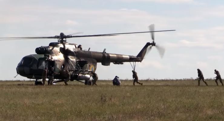 Как бойцы ССО отрабатывают десантирование с вертолета