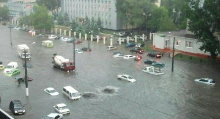 Ливень в Одессе превратил дороги в реки