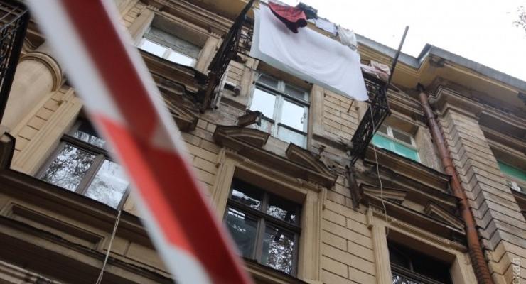 В Одессе обвалился балкон, на котором находилась женщина