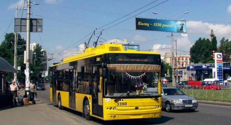 В Киеве безбилетный пассажир троллейбуса побил контролера