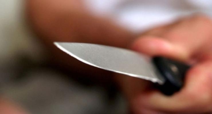 В Челябинске мужчина ранил ножом продавщицу магазина и зарезал себя