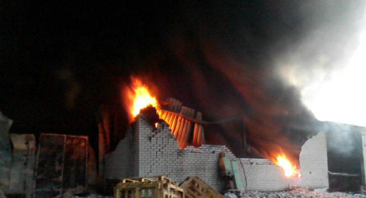 Под Киевом шесть часов тушили пожар в обувном цехе
