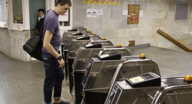 В киевском метро станет меньше турникетов для прохода по жетонам
