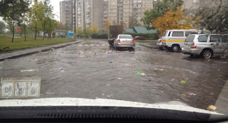 По улицам Львова из-за ливней поплыл мусор