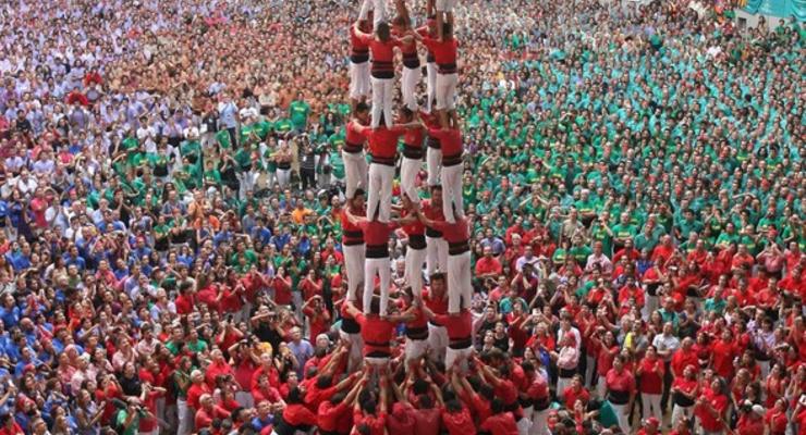 "Живые" башни: В Испании команды соревновались в построении человеческих пирамид