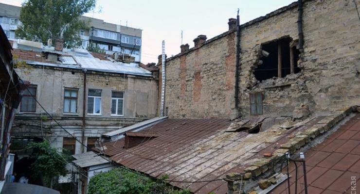В центре Одессы рухнула часть стены жилого дома