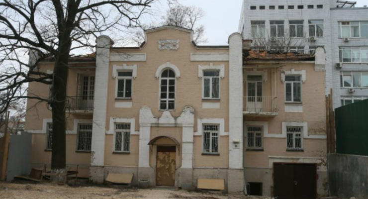 В Киеве снесли знаменитый дом с ромашками