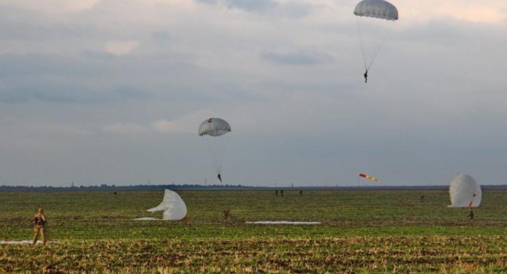 Под Одессой украинские десантники отработали прыжки с парашютом