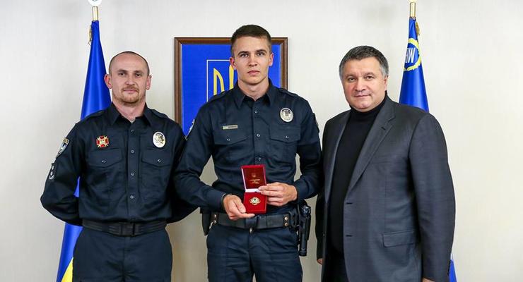 Полицейскому за спасение ребенка из пожара вручили награду