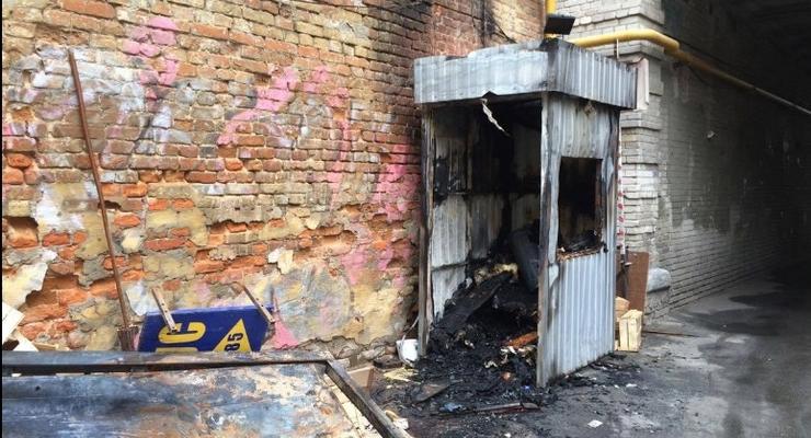 В центре Киева сгорел пост для охраны, охранник погиб