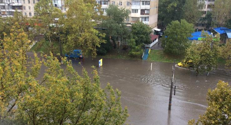 Сильный ливень в Одессе затопил улицы и повалил деревья