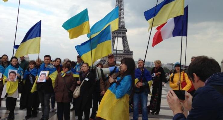 В Париже прошла акция с требованием к РФ освободить Сущенко