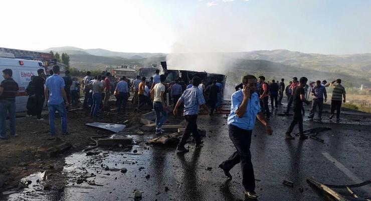 Взрыв машины на юго-востоке Турции: погибли 17 человек