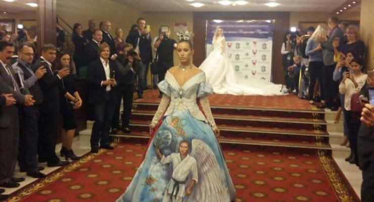 В Москве представили платье с фотографией Путина