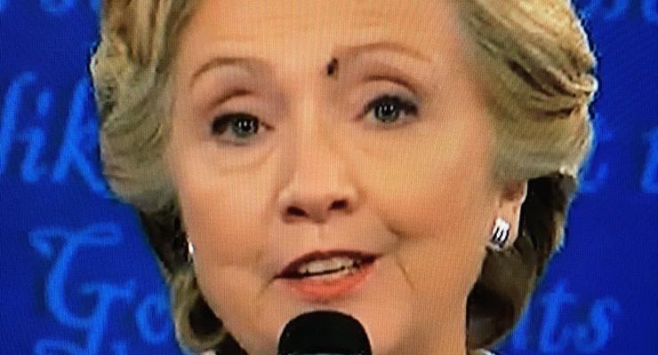 Во время теледебатов на лицо Клинтон села муха