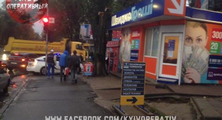 Злоумышленник с игрушечным пистолетом ограбил кредитное отделение в Киеве