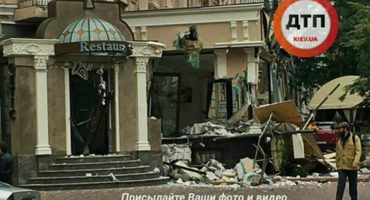 Коммунальщики в центре Киева снесли часть ресторана
