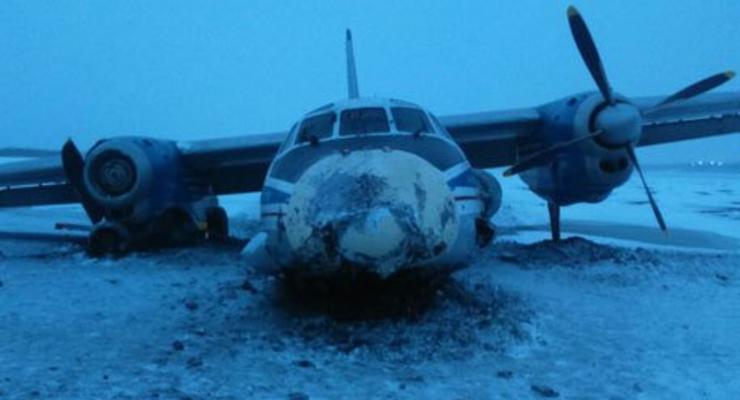 В России пилот пролетел мимо посадочной полосы, приземлив самолет в снег