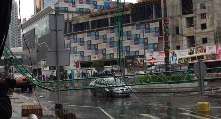 В Одессе из-за непогоды упал строительный кран