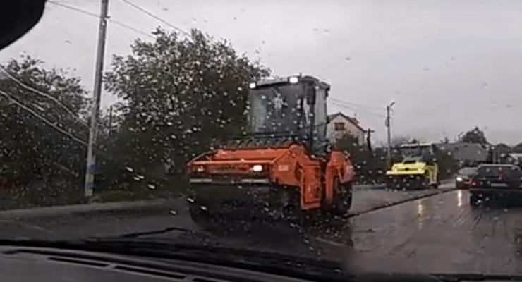 Во Львовской области коммунальщики укладывали асфальт под проливным дождем