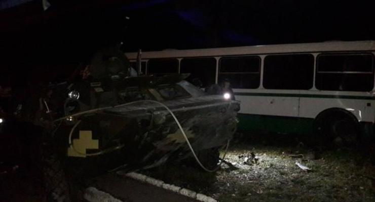 В Донецкой области БТР столкнулся с автобусом, водитель погиб на месте