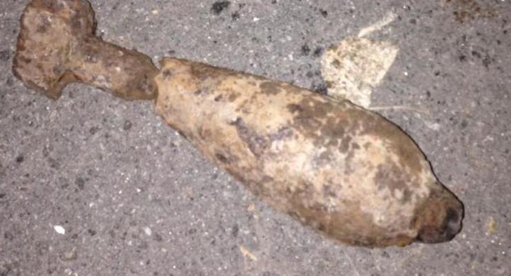 В Киеве посреди улицы нашли снаряд