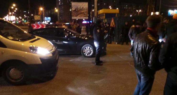 В толпу протестующих на Героев Днепра въехала машина