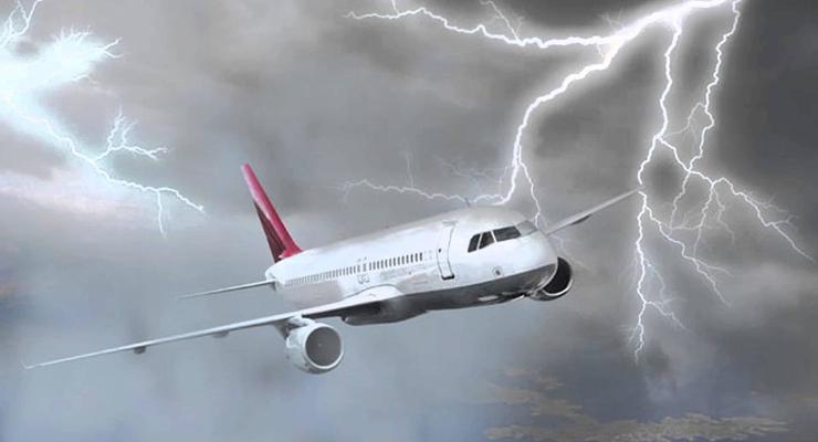 Молния ударила в самолет, летевший в Москву