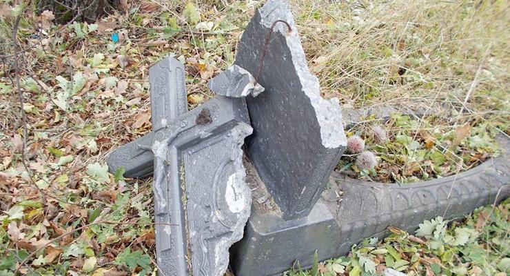 Во время обстрела боевики разгромили кладбище в Авдеевке
