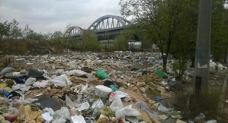 На набережной Днепра в Киеве образовалась мусорная свалка