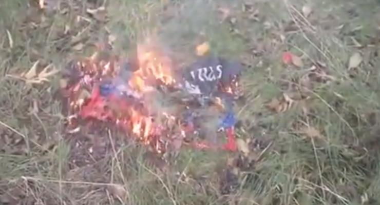 В оккупированном Донецке сожгли флаг террористов
