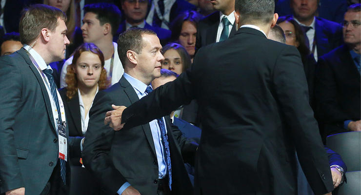 Медведева эвакуировали с экономического форума из-за хлопков