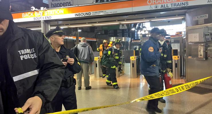 В Бостоне пассажиры выбирались из дымящегося поезда метро через разбитые окна