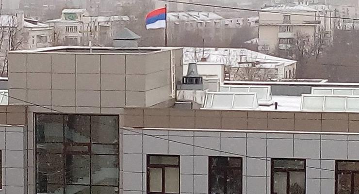 В России на здании суда установили перевернутый флаг