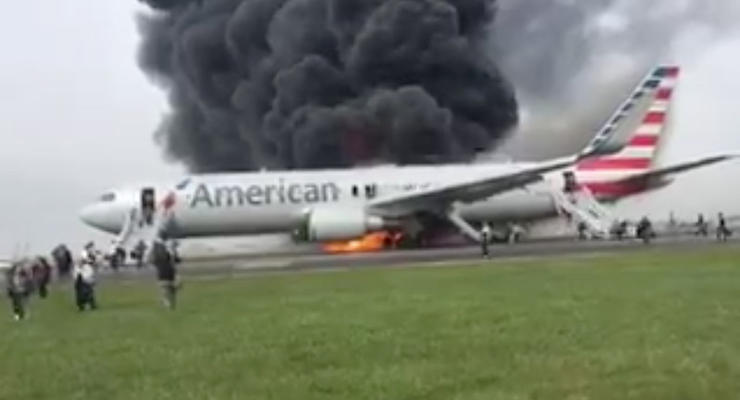 На взлете в аэропорту Чикаго загорелся самолет