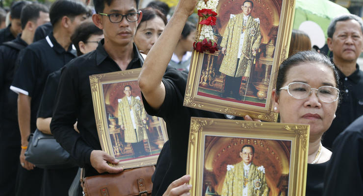 В Таиланде тысячи людей приехали прощаться с королем