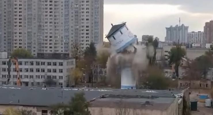 Появилось видео сноса водонапорной башни в Киеве