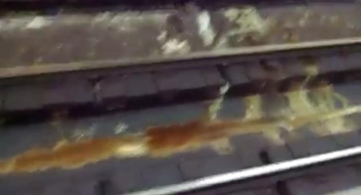 На Героев Днепра вода затопила колеи метро