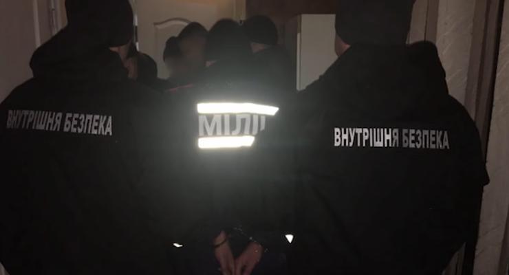 В Запорожье задержали полицейских, грабивших людей во время службы