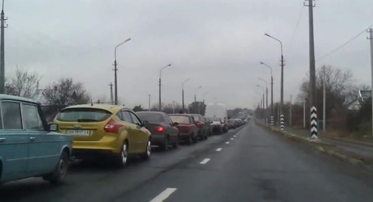 В Сети показали огромную очередь на выезде из Донецка