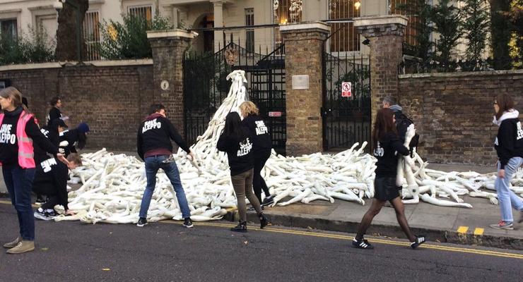 В Лондоне посольство РФ забросали пластиковыми конечностями