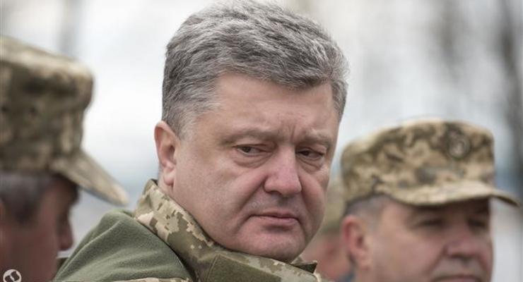 Порошенко наградил 102 артиллеристов, воевавших в Донбассе