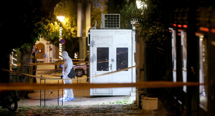 Неизвестные бросили гранату в посольство Франции в Афинах