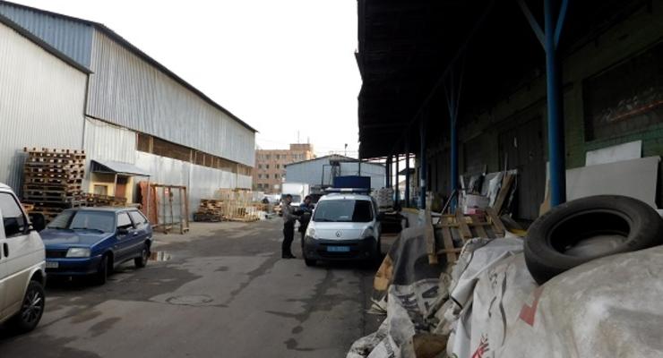 В Киеве со склада украли две тонны орехов кешью